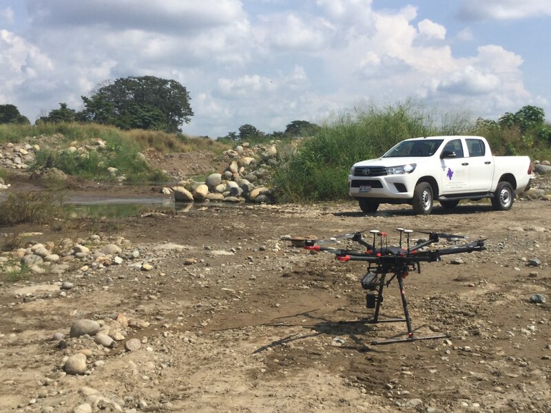 Dron sobrevolando un río