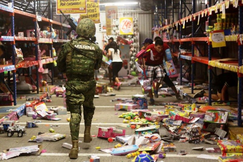 Militar mexicano en una tienda de juguetes
