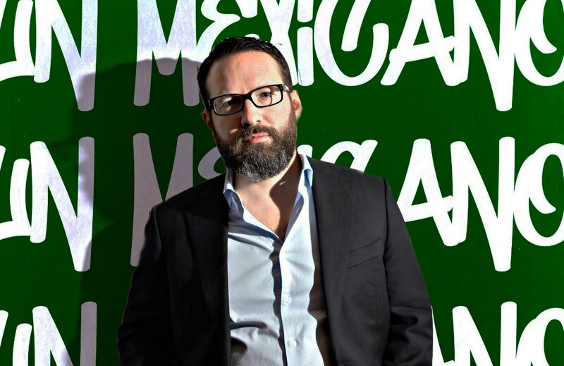 El rapero mexicano Alemán es conocido por sus letras explícitas y su estilo único.