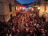Salomón Jara Cruz presenció la Calenda de las Culturas 2026 como parte de la Guelaguetza