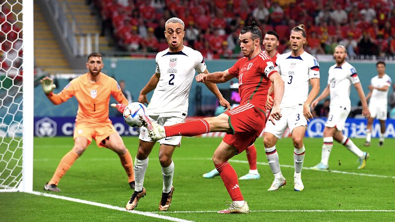 Gareth Bale anota un gol para Gales contra Estados Unidos