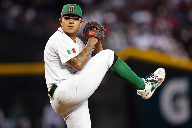 El lanzador mexicano Julio Urías en acción durante un partido de Grandes Ligas.