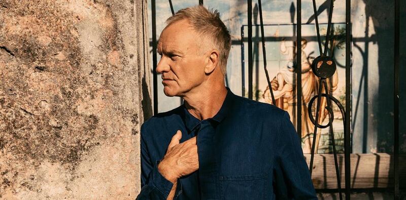El cantante Sting posa para una foto en La Habana