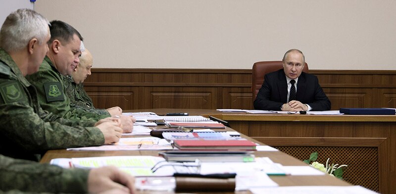Putin se reúne con sus generales para discutir la invasión de Ucrania