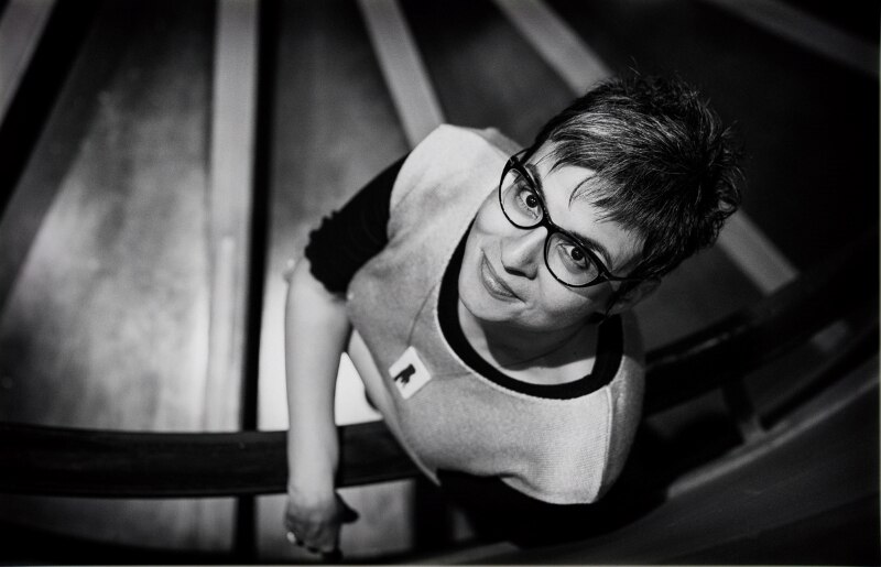 Retrato en blanco y negro de una mujer con gafas