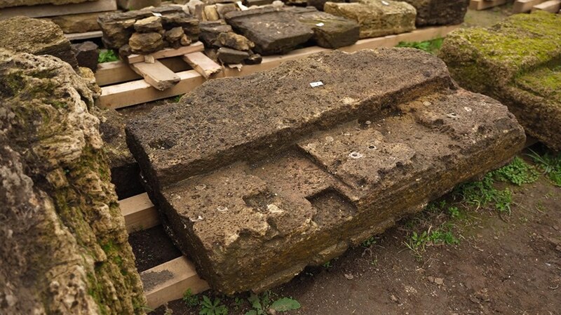 Piedra tallada con símbolos antiguos