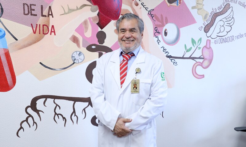 El doctor Gerardo Luna López, jefe de la División de Trasplantes resaltó que el IMSS aplica una innovadora técnica de tratamiento para pacientes que requieren un trasplante y no cuentan con un donador compatible al 100%
