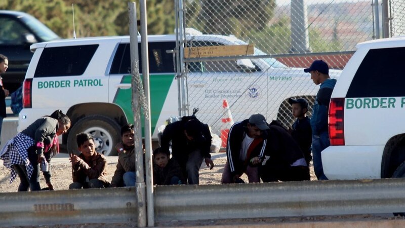 Inmigrantes detenidos por la Patrulla Fronteriza en la frontera entre Estados Unidos y México