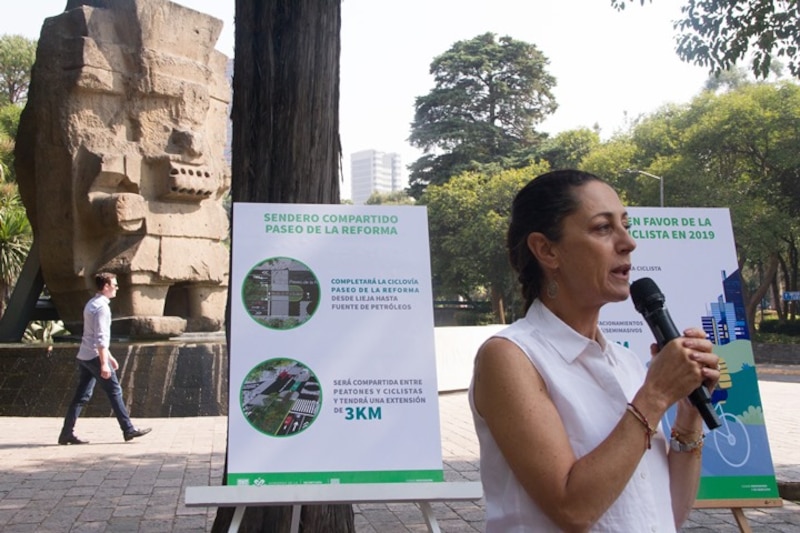 La alcaldesa de Ciudad de México, Claudia Sheinbaum, anunció la construcción de una ciclovía en el Paseo de la Reforma.