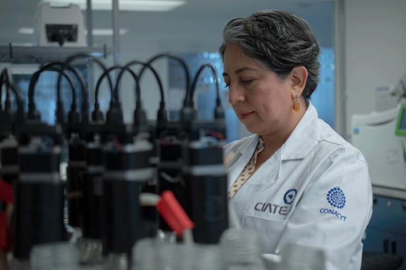 Científica trabajando en un laboratorio