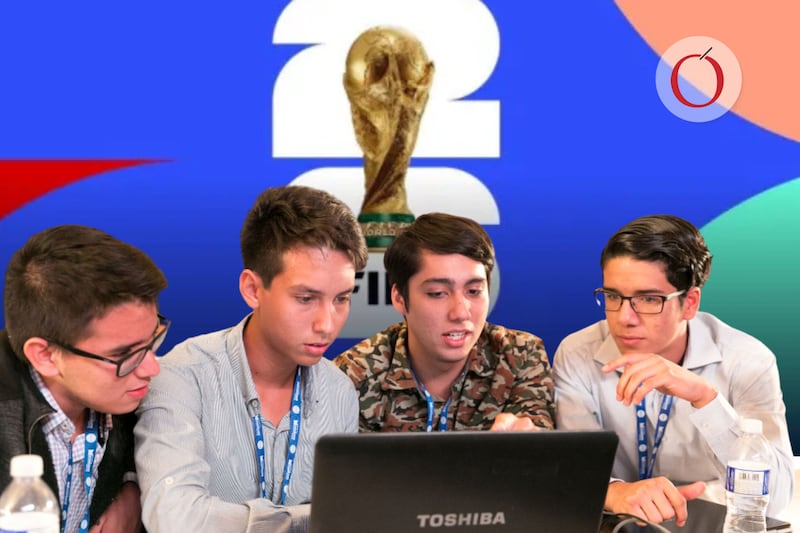 Foto de la copa del Mundial y jóvenes buscando trabajo en una computadora