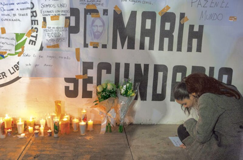 Title: Ofrenda floral ante el mural de Marih