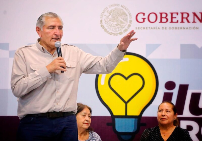 El gobernador de Oaxaca, Alejandro Murat, habla en un evento público.