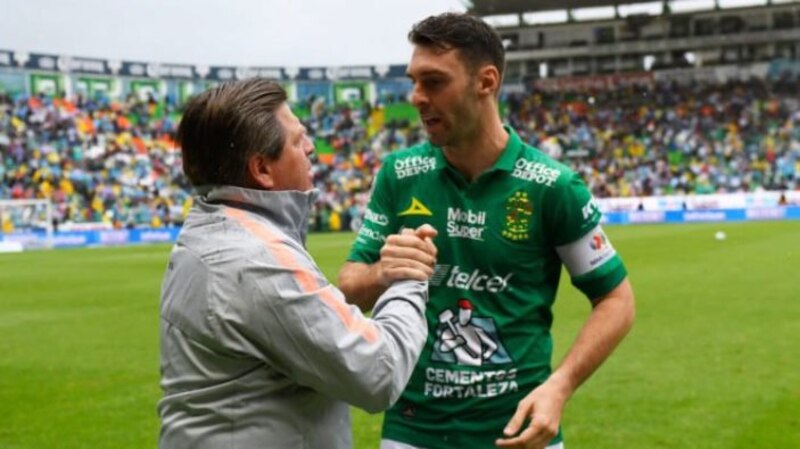 El entrenador de fútbol felicita a su jugador por el gol marcado