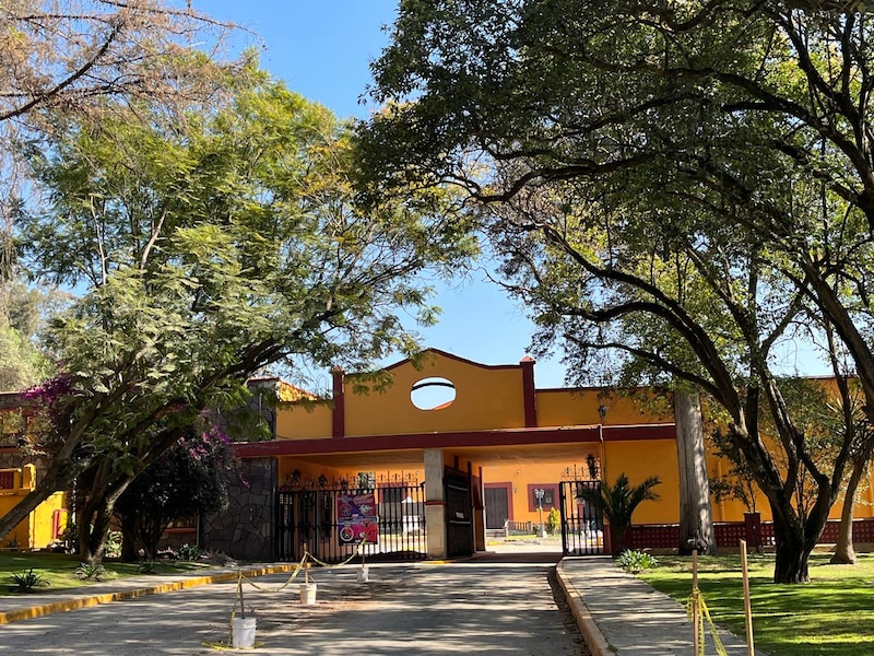 Vista frontal de la Ex Fábrica de Pólvora, recinto cultural ubicado en la Cuarta Sección del Bosque de Chapultepec