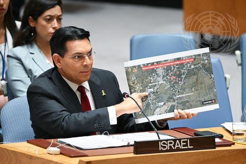 El embajador de Israel ante la ONU, Gilad Erdan, muestra un mapa de los túneles de Hamás en la frontera con Gaza.