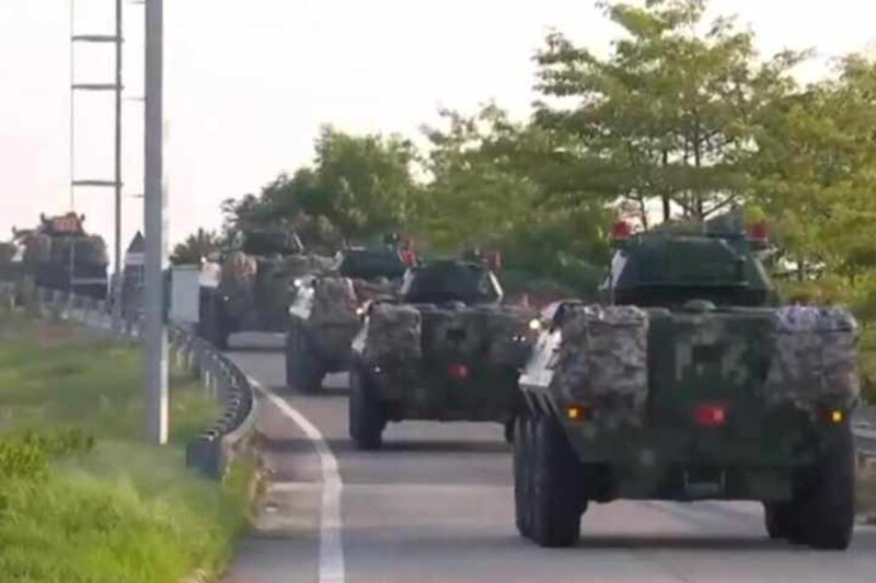 Tanques del ejército en la carretera