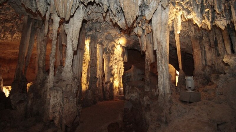 Cueva de estalactitas y estalagmitas