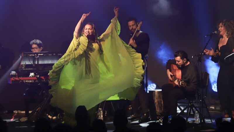 Rosalía, la estrella del flamenco, actúa en concierto.