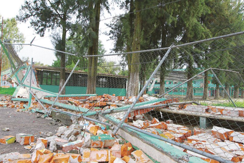 Daños en una escuela tras un terremoto