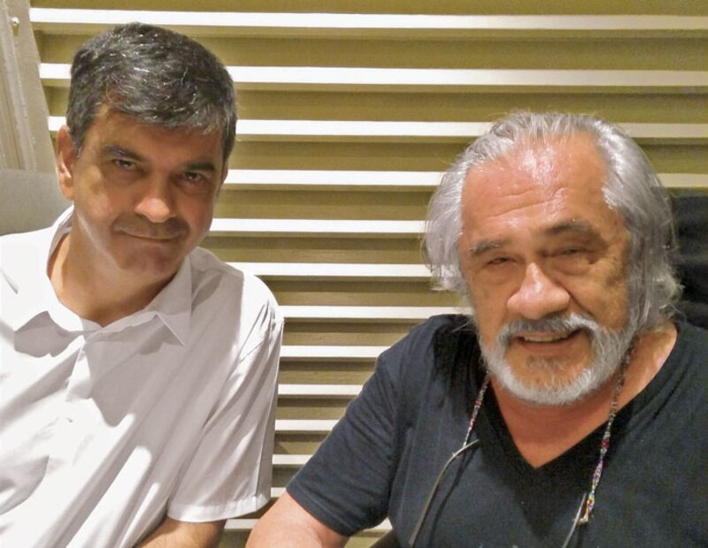 El músico argentino León Gieco junto al cantautor español Joan Manuel Serrat.