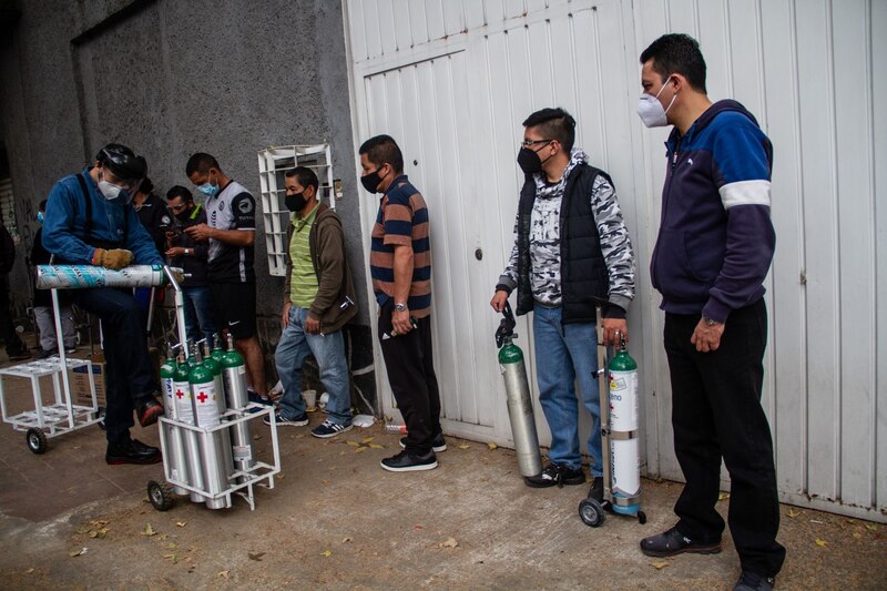 Pacientes esperan para recargar tanques de oxígeno en Lima, Perú