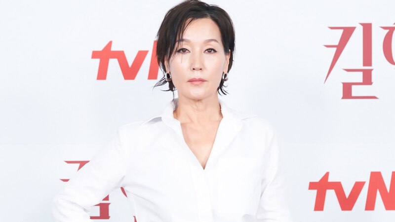 La actriz Kim Mi-sook asiste a la conferencia de prensa de su nueva serie de televisión "The Devil Judge"