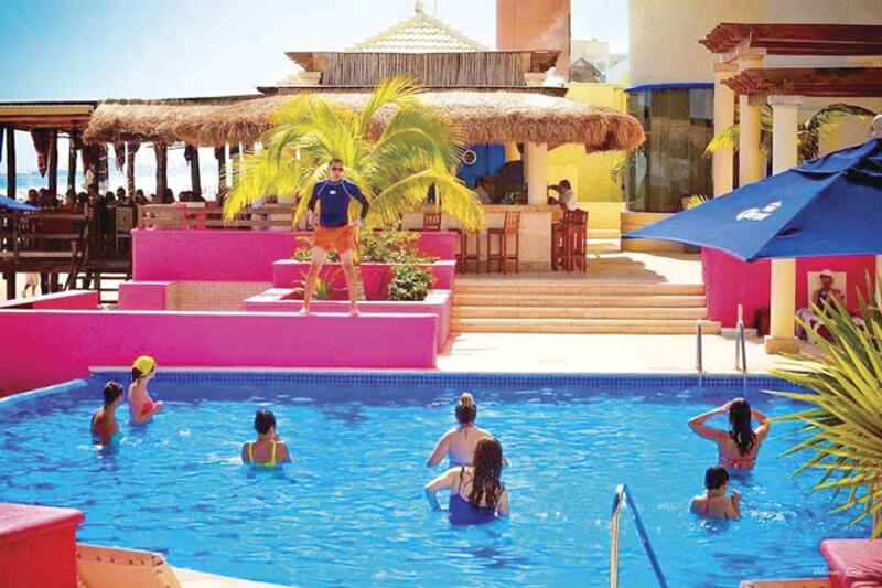Mujeres haciendo ejercicio en una alberca en un hotel en Cancún