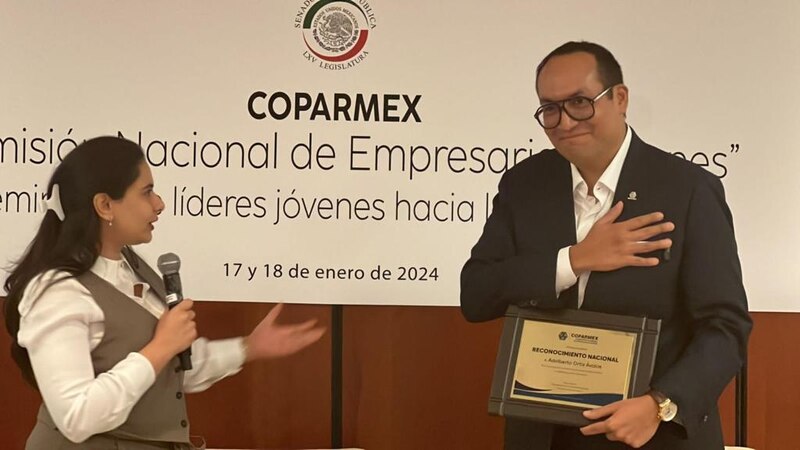 Entrega Coparmex Nacional reconocimiento a jóvenes líderes empresariales
