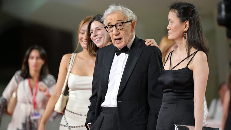 Woody Allen, de 86 años, camina por la alfombra roja del Festival de Cine de Venecia