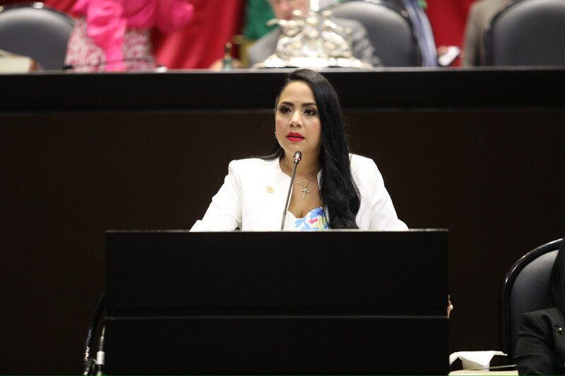 La diputada María Clemente García Moreno hace uso de la palabra en la tribuna del Congreso de la Ciudad de México.
