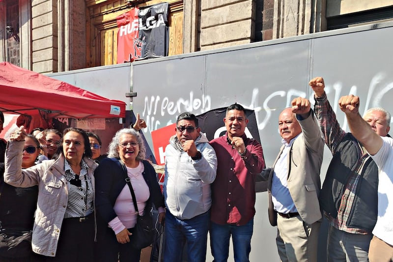 Trabajadores y líderes sindicales han comenzado a abrir los diálogos para encontrar una resolución que levante el paro laboral.