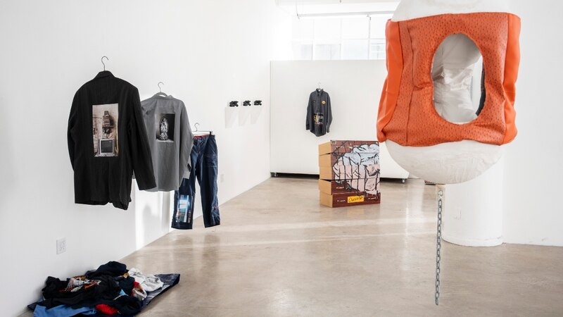 Ropa y escultura en una galería de arte