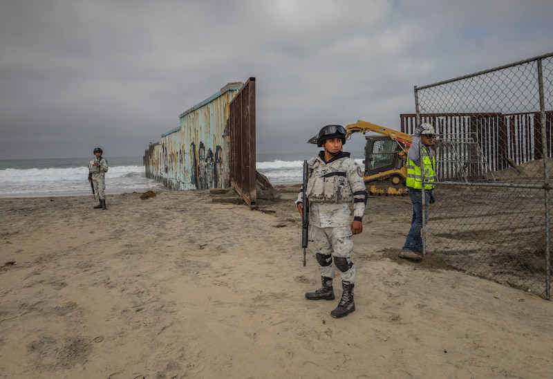 Agentes de la Patrulla Fronteriza de EE.UU. patrullan la frontera entre México y Estados Unidos en San Diego, California.