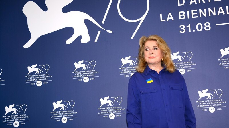 Catherine Deneuve en la alfombra roja de la Mostra de Venecia 2022