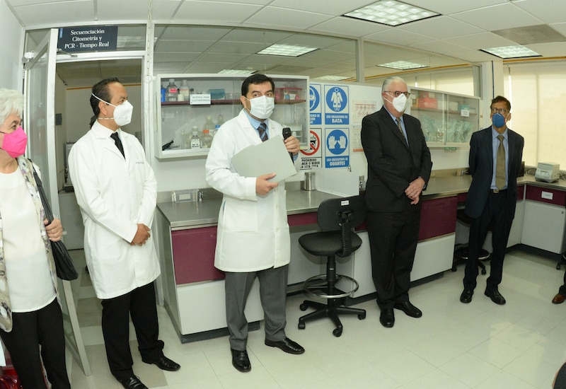 Científicos trabajando en un laboratorio