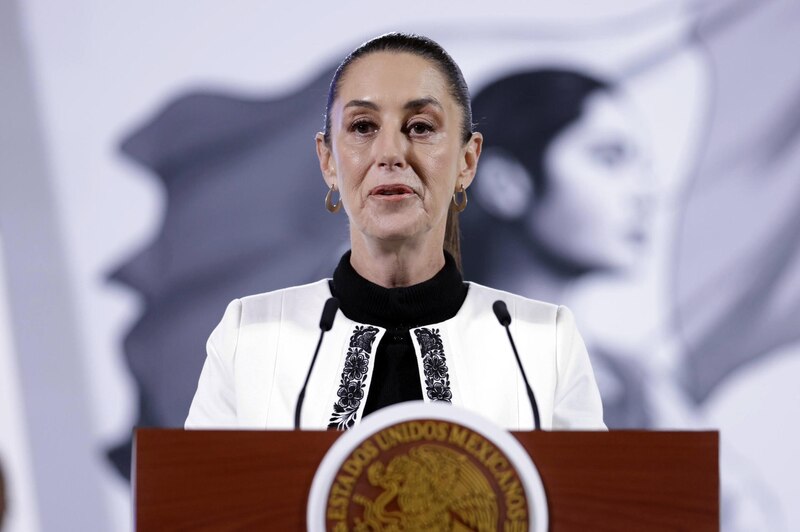 La presidenta de México, Claudia Sheinbaum, habla durante una rueda de prensa este jueves, en el Palacio Nacional en la Ciudad de México (México)