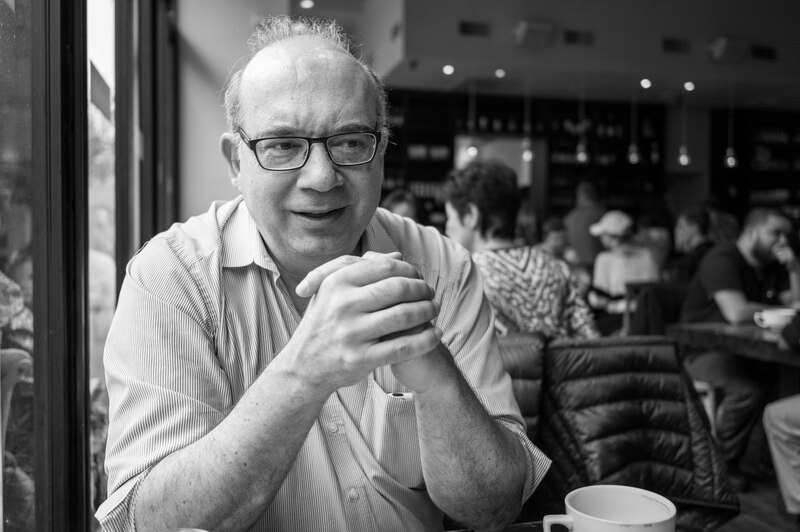 Retrato de un hombre en blanco y negro