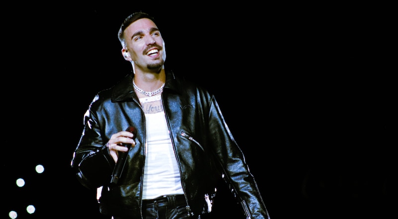 Maluma, el cantante colombiano, se presenta en concierto.