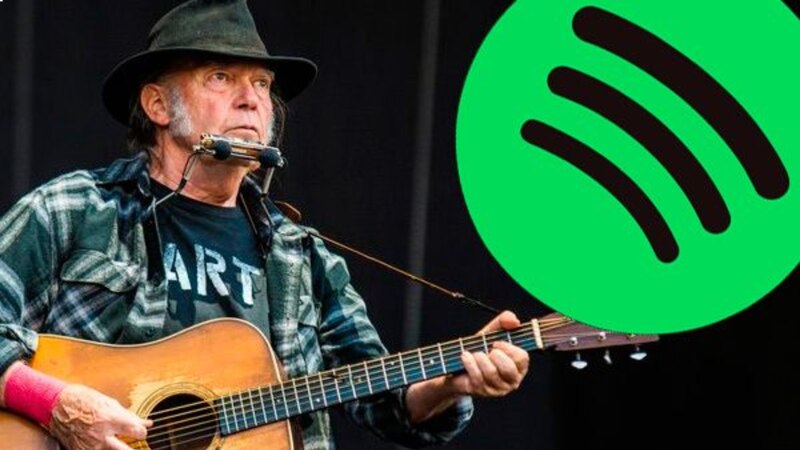 Neil Young retira su música de Spotify en protesta por Joe Rogan