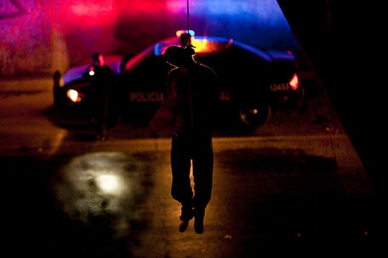 La policía investiga la muerte de un hombre encontrado colgado de un puente