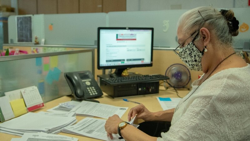 Mujer mayor trabajando en una oficina