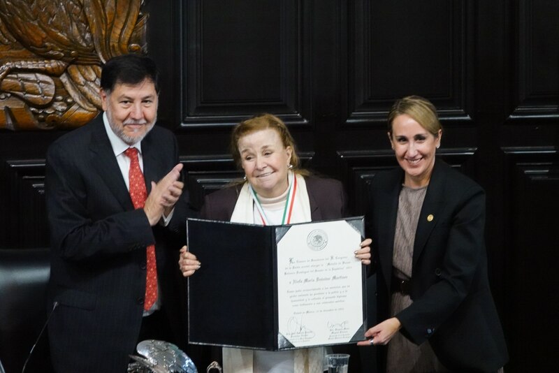 La periodista y activista Ninfa María Deándar Martínez fue galardonada con la medalla Belisario Domínguez ante el pleno del Senado de la República. La medalla fue entregada de manos del presidente del pleno Gerardo Fernández Noroña y por la senadora Virginia Marie Magaña Fonseca.