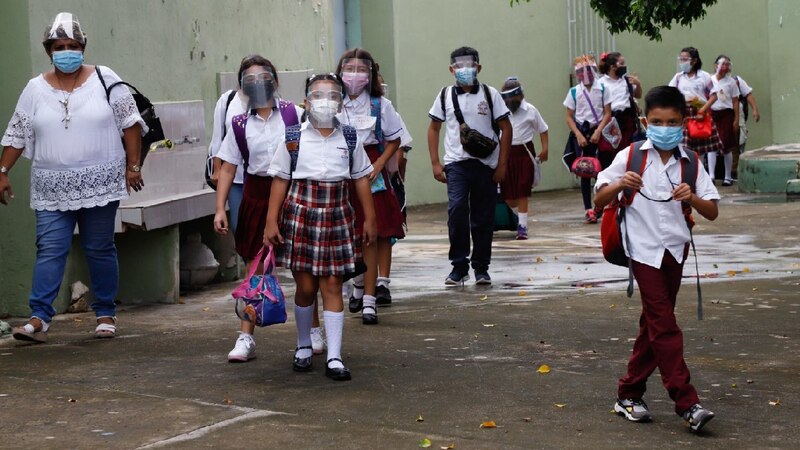 Estudiantes venezolanos regresan a clases presenciales tras dos años de pandemia