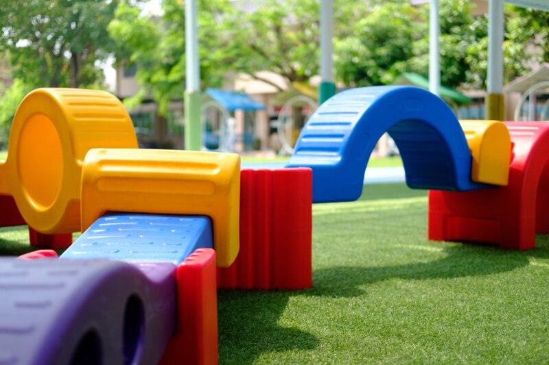 Parque infantil con suelo de césped artificial