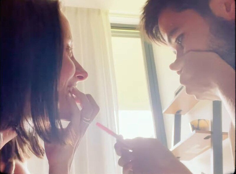 Pareja besándose apasionadamente