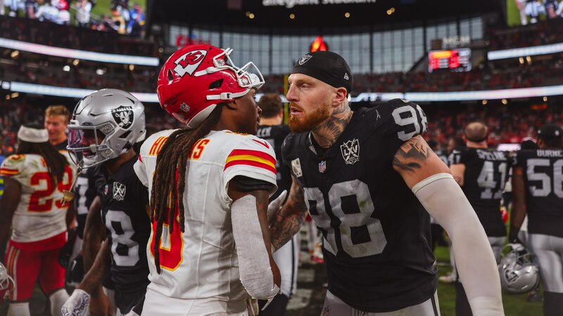 DeAndre Hopkins se saluda con Maxx Crosby luego del final de su partido en la semana 8 de esta temporada 2024.