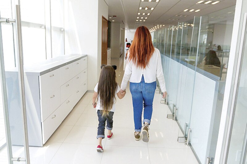 Madre e hija caminando de la mano
