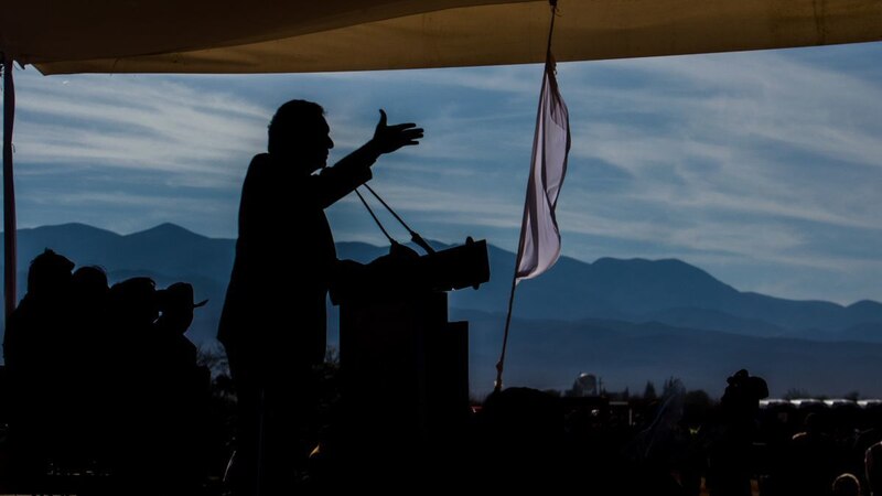 Líder político dando un discurso ante una multitud