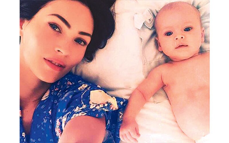 La actriz Mila Kunis y su bebé